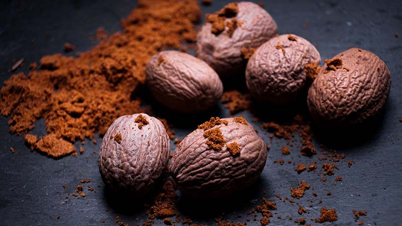 Whole and ground nutmeg